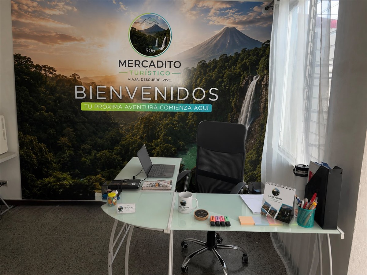 Oficina de Mercadito Turístico 506 en Costa Rica con su mural de bienvenida